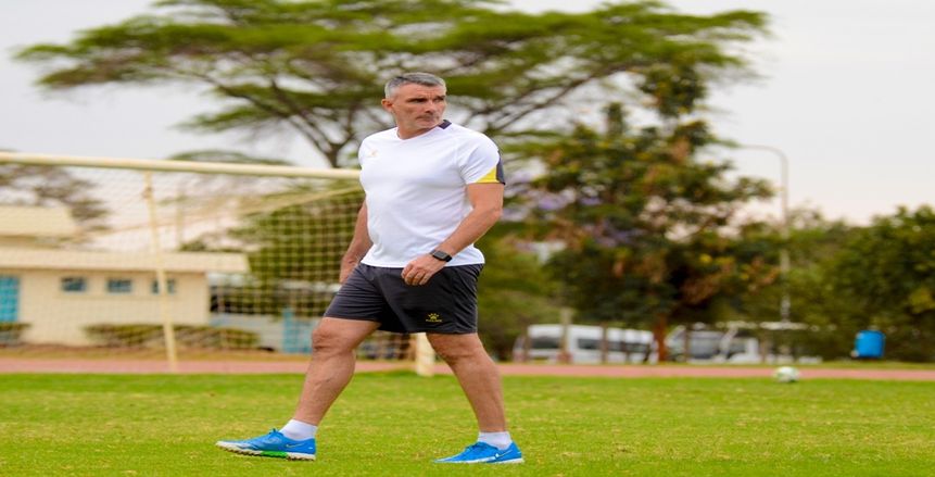 أخبار الزمالك.. كارتيرون يتفقد أرضية ملعب نيايو الوطني وتدريبات بالفندق