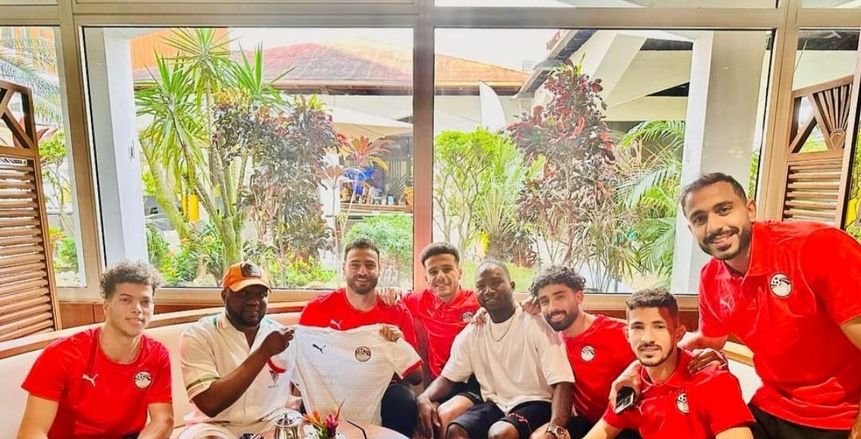 مهاجم الزمالك السابق يدعم منتخب مصر بكوت ديفوار بعد زيارة للبعثة «صور»