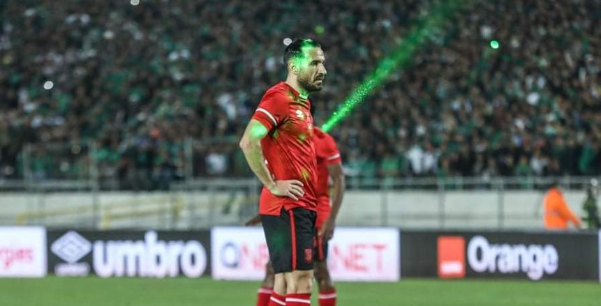 الأهلي يعالج علي معلول نفسيًا بعد خطأ بيراميدز.. «محتاجينك في القمة»