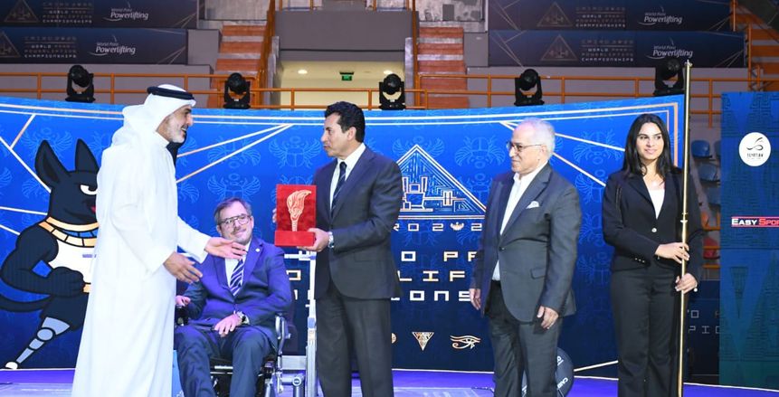 وزير الرياضة يشهد مراسم تسليم علم بطولة العالم لرفع الأثقال البارالمبي للبحرين