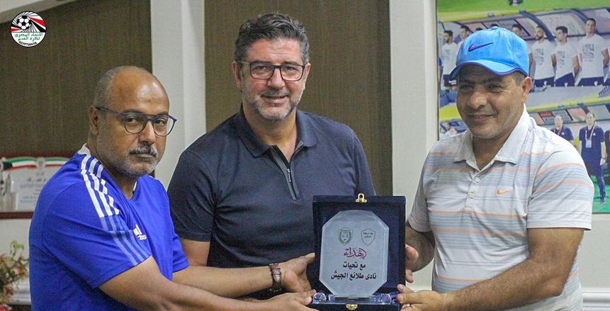 طلائع الجيش يهدي فيتوريا درع النادي في نهاية زيارته للفريق «صور»