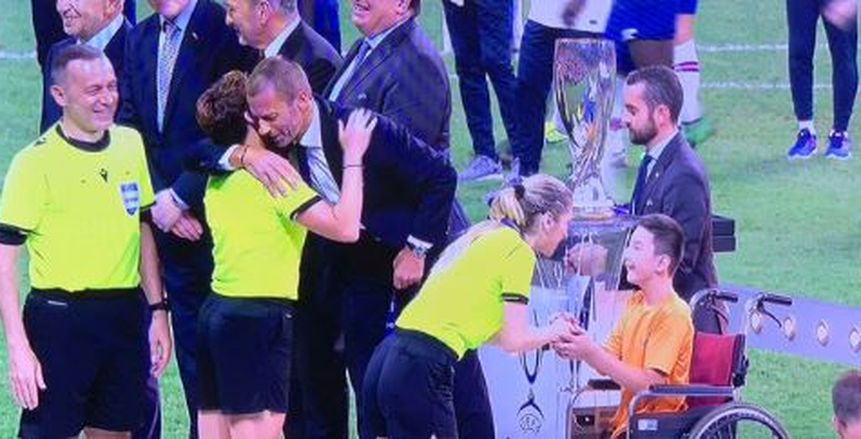 لفتة إنسانية من اليويفا خلال مراسم تسليم كأس السوبر الأوروبي