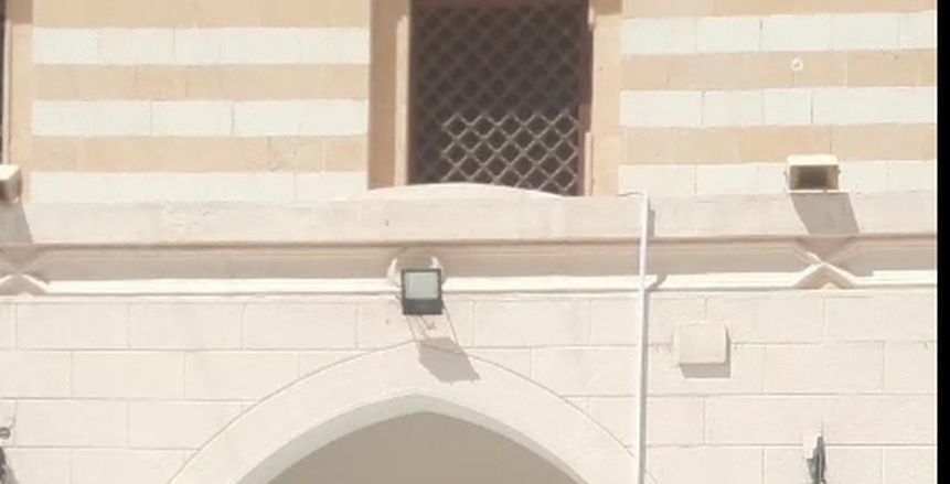 حسين الشحات ينهار من البكاء في جنازة زوج والدته (صور)
