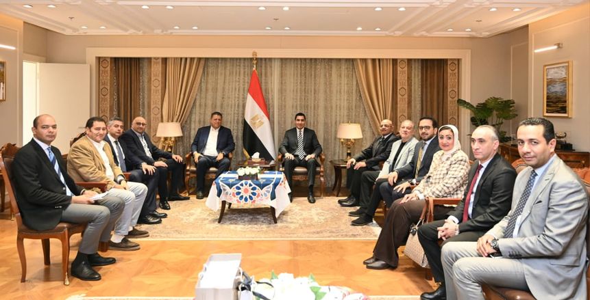 وزير الشباب والرياضة يستقبل رئيس الاتحاد المصري لكرة اليد
