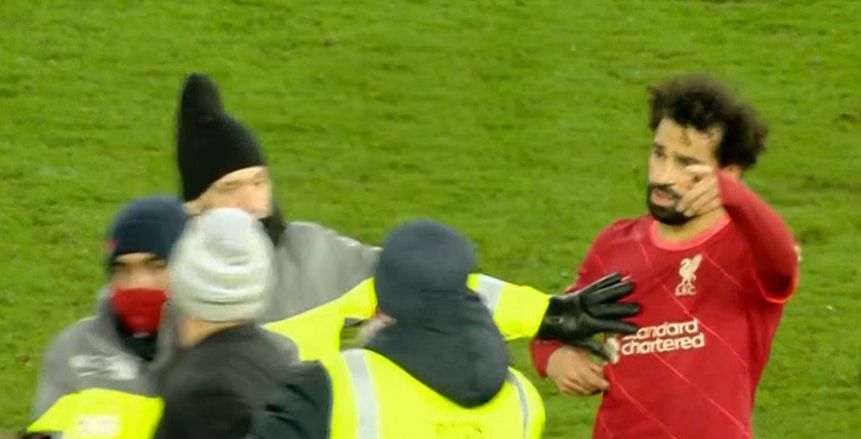 مشجع يقتحم ملعب مباراة ليفربول وساوثهامبتون لالتقاط صورة مع محمد صلاح