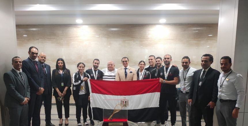 استقبال رسمي لبعثة منتخب الإسكواش في المطار بعد الفوز بكأس العالم
