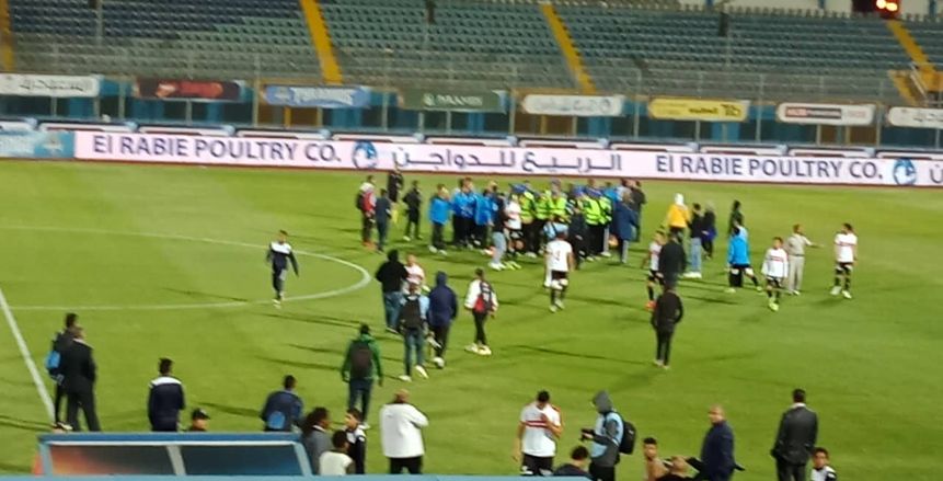 بالصور| اعتراض شديد من لاعبي الزمالك على حكم مباراة بيراميدز.. والأمن يتدخل