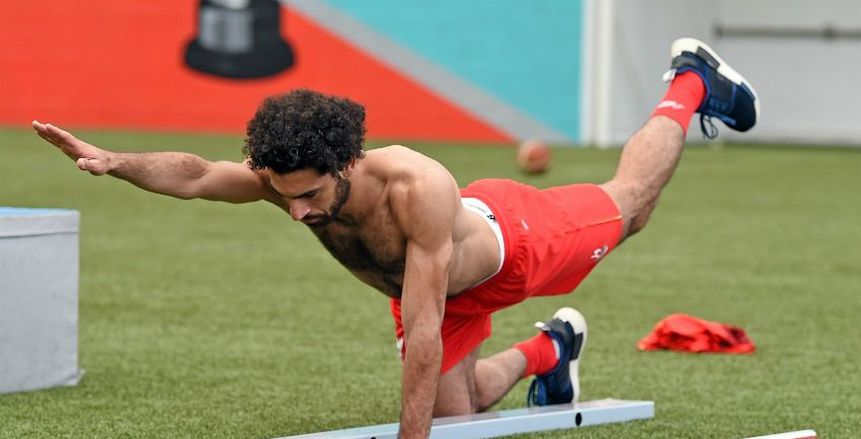 «صلاح» يبدع فى تغيير إطارات السيارات.. و«كلوب»: لم يلعب مصاباً فى المونديال