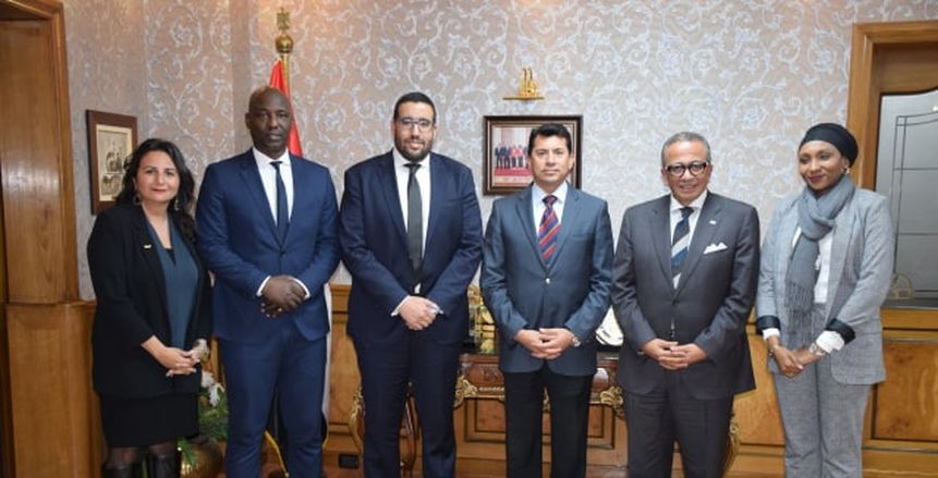 وزير الرياضة يلتقي سكرتير عام "كاف" في حضور عمرو الجنايني