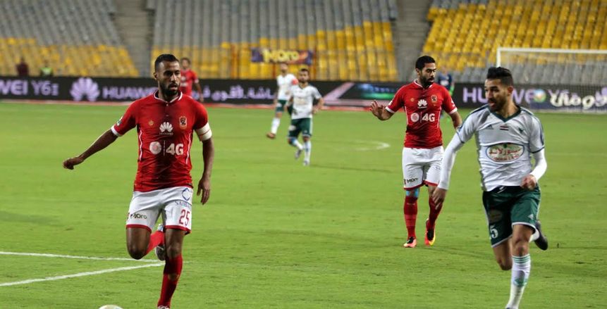 الأهلي يتقدم على المصري في الشوط الأول بقدم «أحمد حمدي»