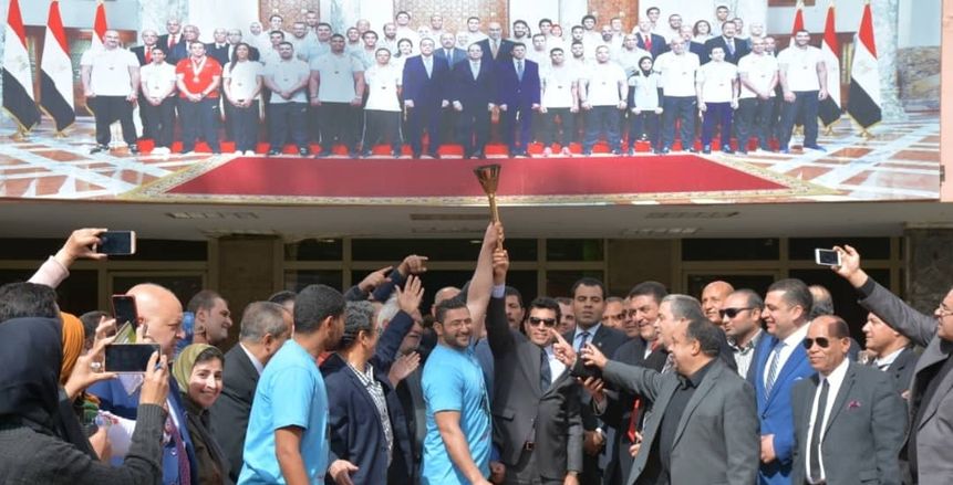 بشعار «المجد لقارتنا السمراء»| أشرف صبحي يطلق شعلة اسبوع الشباب والرياضة لمحافظة أسوان