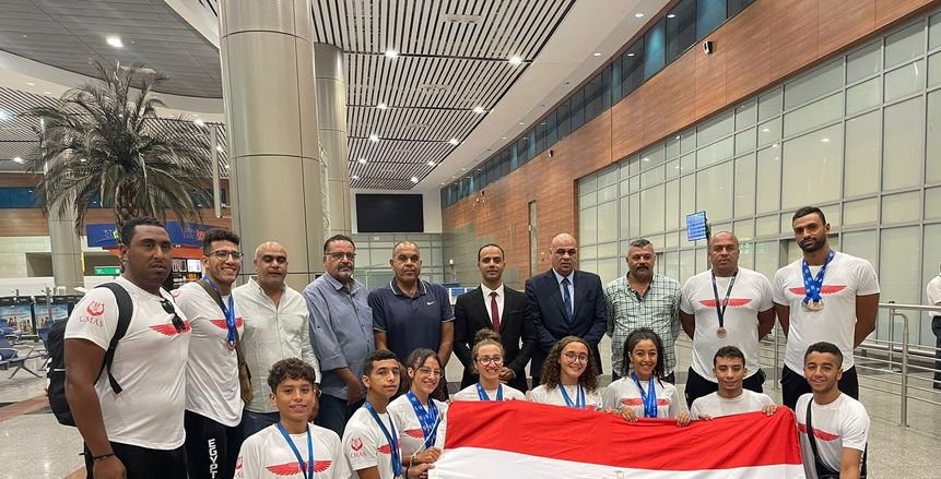  الشباب والرياضة تستقبل بعثتي السباحة بالزعانف والملاكمة في مطار القاهرة