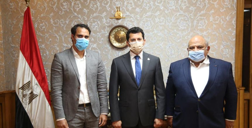 وزير الرياضة يهنئ كريم درويش بفوزه نائبا لرئيس الاتحاد الدولي للإسكواش