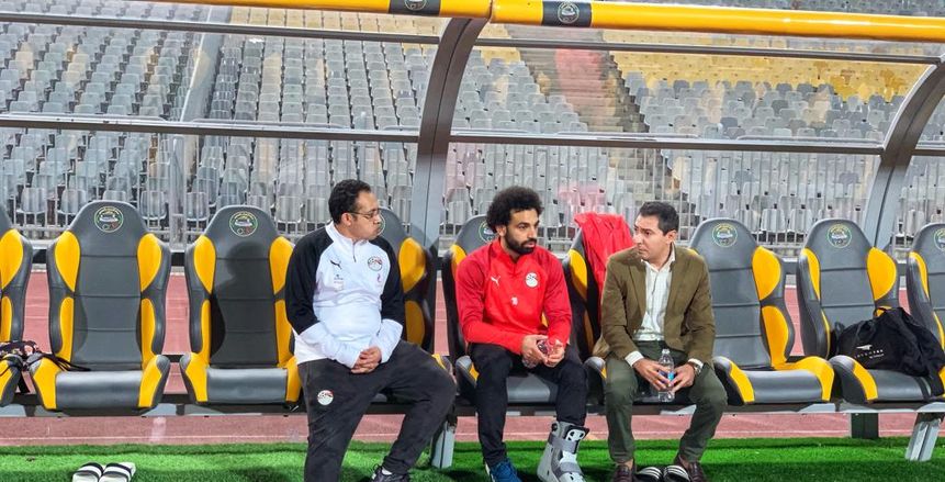 تكذيب الشائعات ووأد فتنة الشارة.. 3 أسباب دفعت محمد صلاح للظهور بمعسكر المنتخب