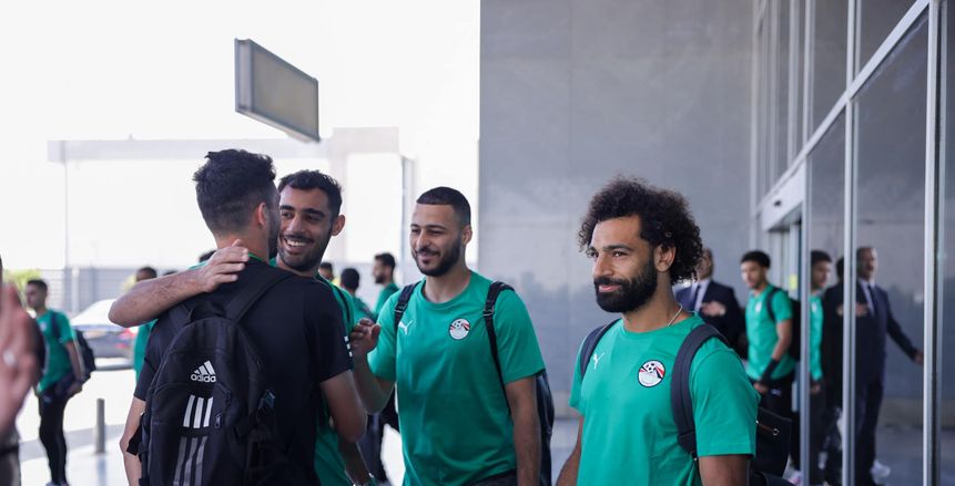 رد فعل محمد صلاح بعد مقابلة بعثة الأهلي في مطار القاهرة «صور»