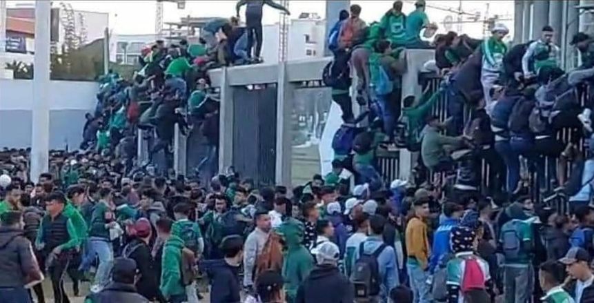 جماهير الرجاء المغربي تقتحم أرضية الملعب قبل مواجهة الأهلي «صور»