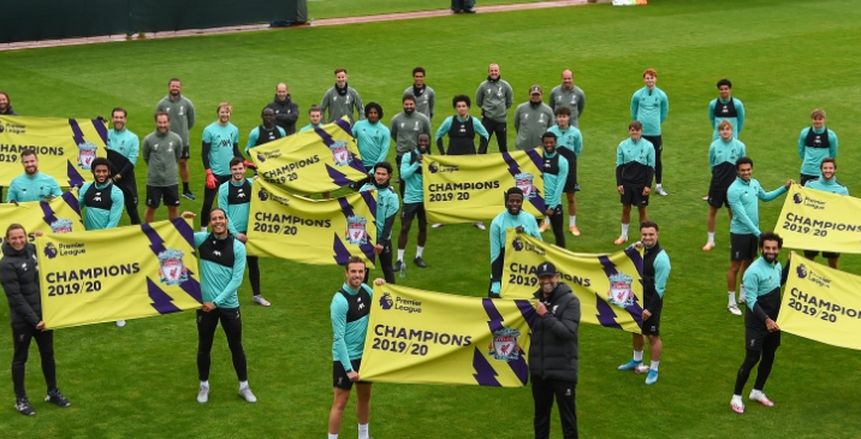 صلاح يحتفل مع لاعبي ليفربول بالدوري في تدريبات الفريق (فيديو)