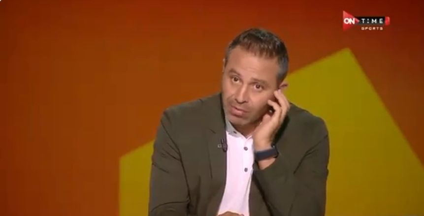 على هامش عزاء والدة أحمد حسن.. حازم إمام يهنئ طارق حامد بالدوري