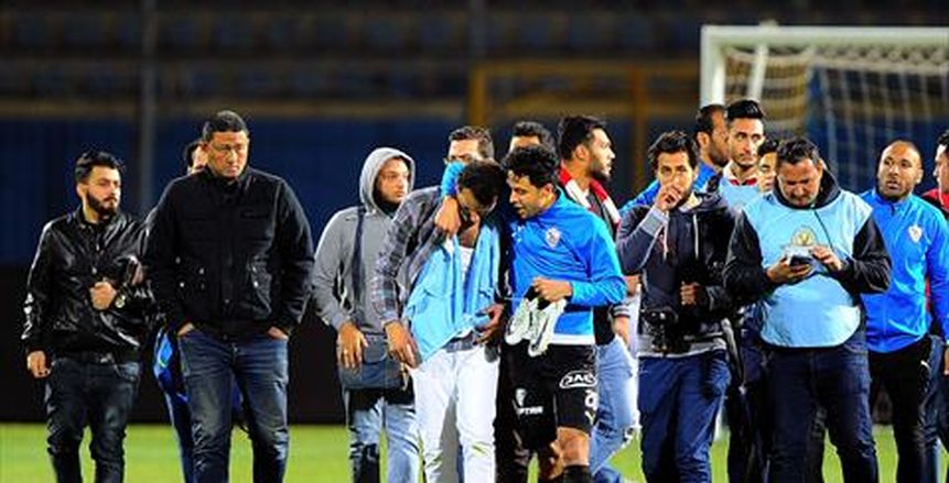 شاهد بالصور.. محاولات محمد إبراهيم لحل أزمة جنش مع مصور مباراة الزمالك وبيراميدز