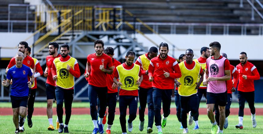 لاعب الأهلي يقترب من سموحة.. و3 عروض لصانع ألعاب فريق الشباب