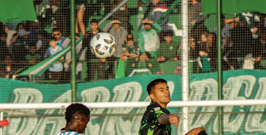 واقعة طريفة بالدوري الأرجنتيني.. كلب يغزو ملعب لقاء راسينج وسارامينتو
