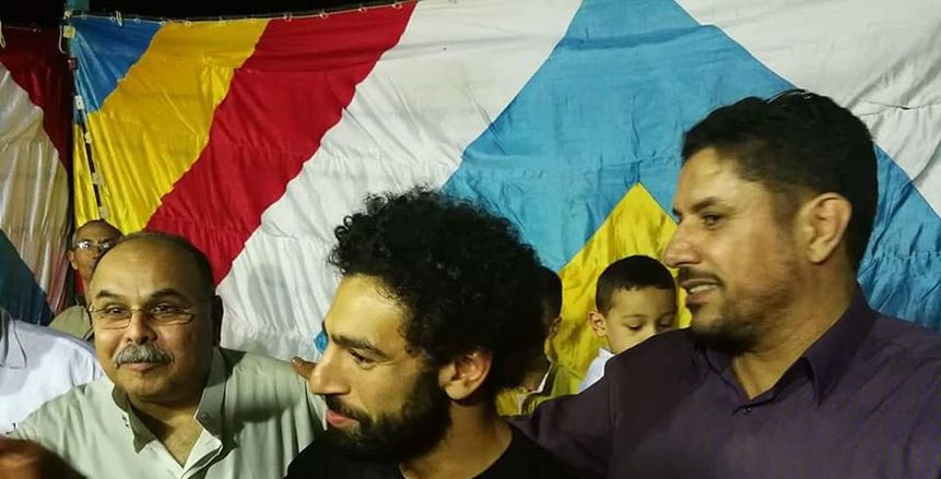 بالصور| محمد صلاح يؤدي صلاة العيد في مسقط رأسه
