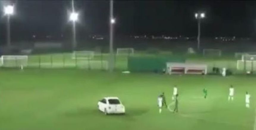 بالفيديو| سيارة تنافس القطط والكلاب على اقتحام ملاعب كرة القدم في طرائف الساحرة المستديرة