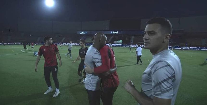 شيكابالا يلتقي بمصطفى شوبير.. وعناق حار بين الثنائي بستاد السلام