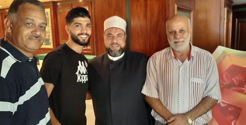 بالصور| فرجاني ساسي يؤدي صلاة الجمعة في السويس ويصافح الخطيب