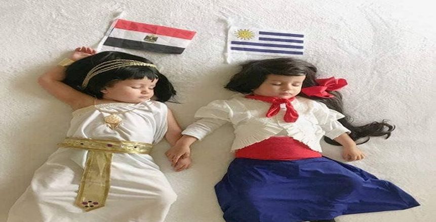 بالصور| هوس المونديال.. "توأم" يخطف أنظار العالم بزي المنتخبات