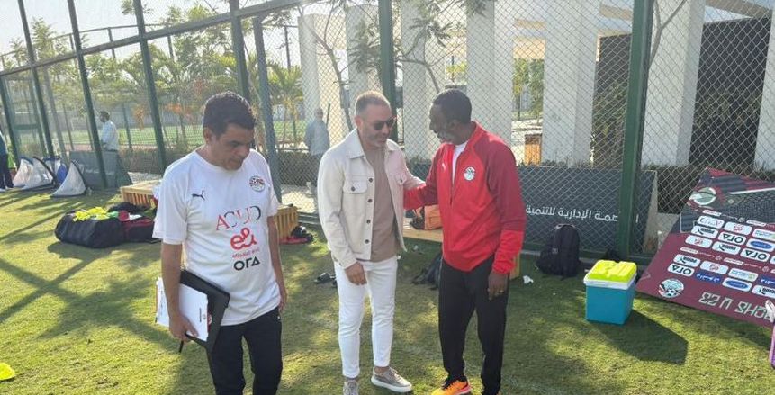 حازم إمام وعلاء نبيل يحفزان لاعبي منتخب الناشئين قبل مباراة زد الودية