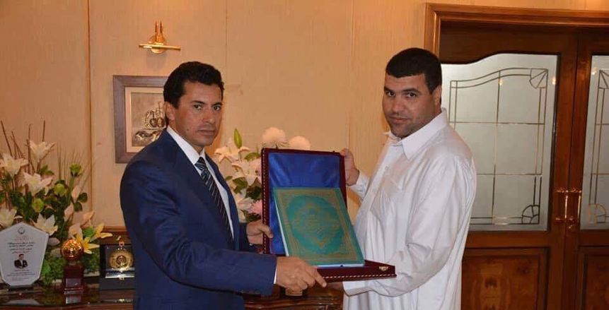 "أبوصندوق" رئيس نادي الرجاء يلتقي بوزير الشباب والرياضة