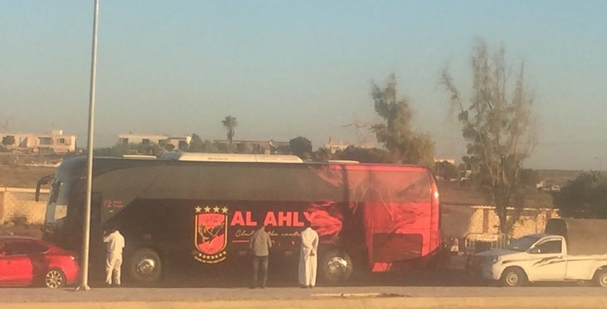 القمة 118.. بالصور| وصول حافلتي الأهلي والزمالك لملعب برج العرب