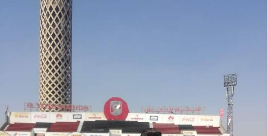 "أزارو" يلتقط صورا مع النصب التذكاري لشهداء "مجزرة بورسعيد"