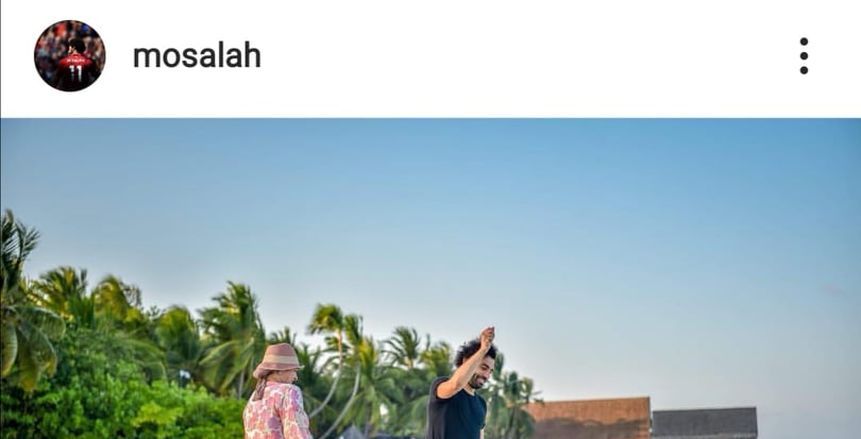 صلاح ينشر صورة جديدة مع مكة وزوجته على الشاطئ