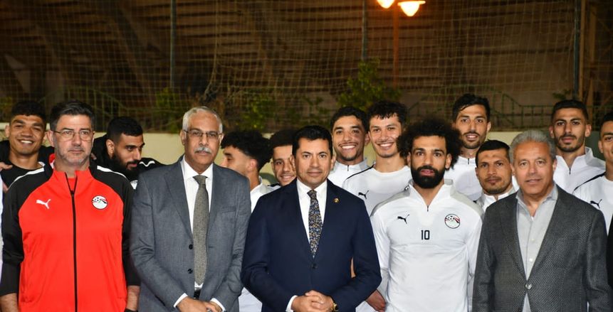 وزير الشباب والرياضة يلتقي لاعبى المنتخب الوطنى لكرة القدم