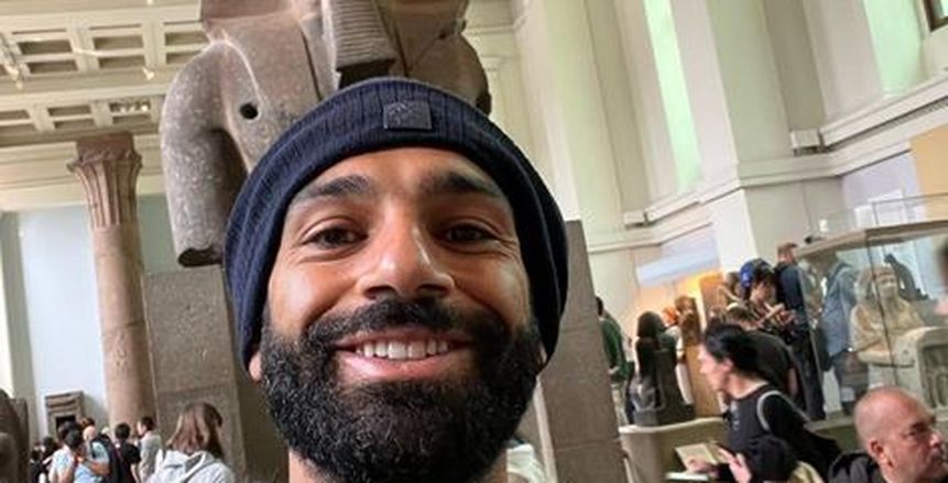محمد صلاح يتجول في المتحف البريطاني بلندن