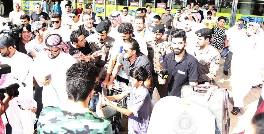 بالصور| استقبال جماهيري حافل لـ"حسام غالي" في السعودية