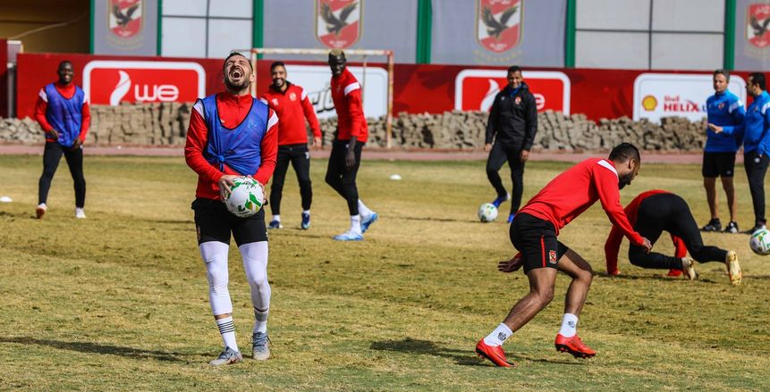 علي معلول وثنائي الأهلي يطيرون إلى تونس بموافقة الخطيب