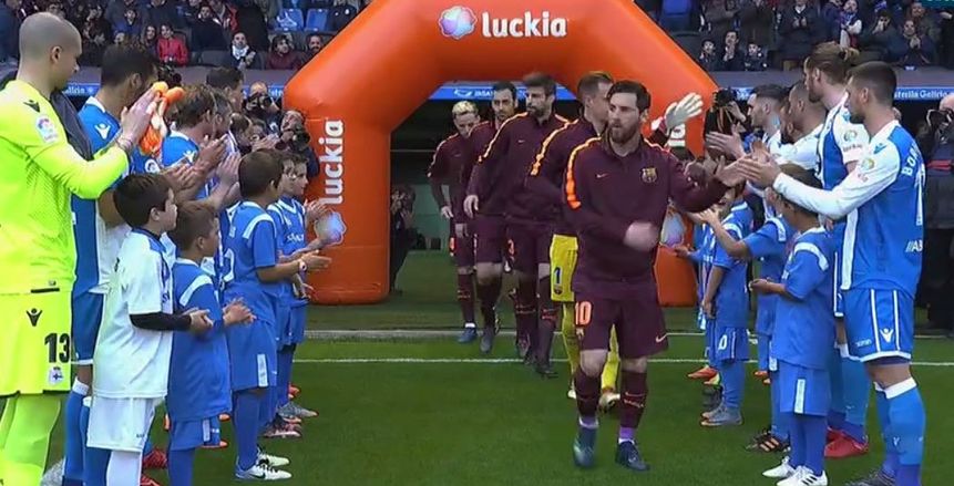 شاهد..لاكورونيا يقيم ممر شرفي لبرشلونة