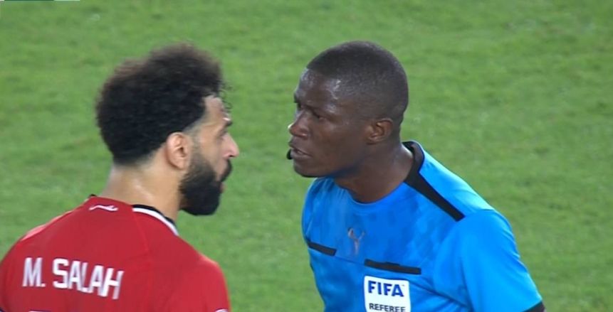 عاجل| مشادة كلامية عنيفة بين محمد صلاح وحكم مباراة مصر وغانا بسبب مرموش