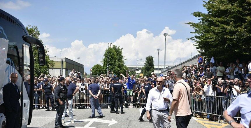 بالصور.. يوفنتوس يعود إلى إيطاليا وسط استقبال جماهيري كبير