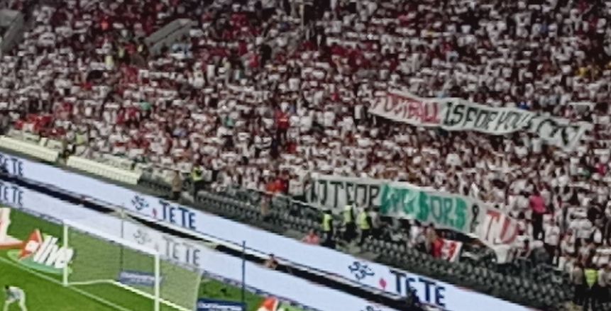 كلاسيكو العرب| بالفيديو.. فرحة هيستيرية للاعبي الزمالك مع جماهيرهم احتفالا بالسوبر