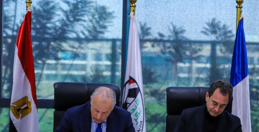 أبو ريدة يوقع بروتوكول تعاون مع السفير الفرنسي لدعم الكرة النسائية