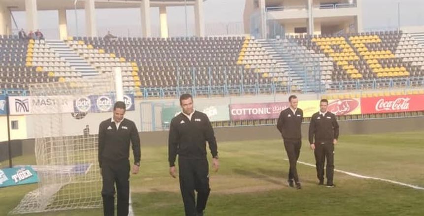 بالصور.. طاقم تحكيم مباراة الزمالك وسموحة يُعاين أرضية ملعب بتروسبورت