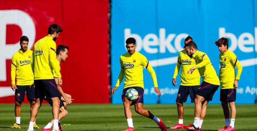 بيكيه وديمبلي يظهران بتدريبات برشلونة في غياب "ميسي"