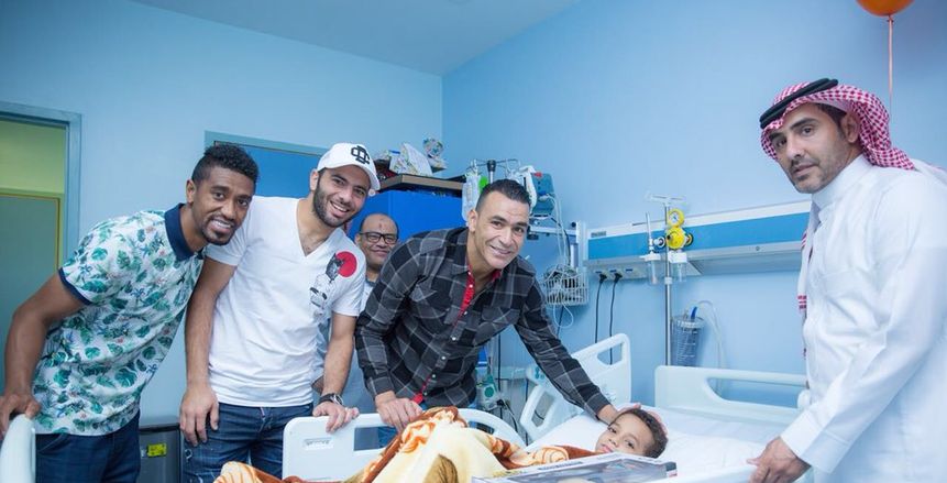 بالصور| "الحضري ومتعب" يزوران مركزًا للأورام في السعودية