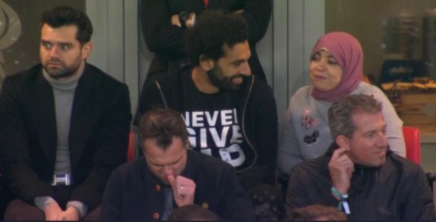 بالفيديو| زوجة محمد صلاح تؤازر ليفربول أمام برشلونة من مدرجات أنفيلد