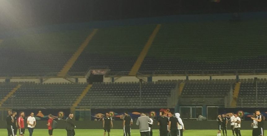 بالصور| المنتخب الجزائري يتفقد أرضية استاد الدفاع الجوي