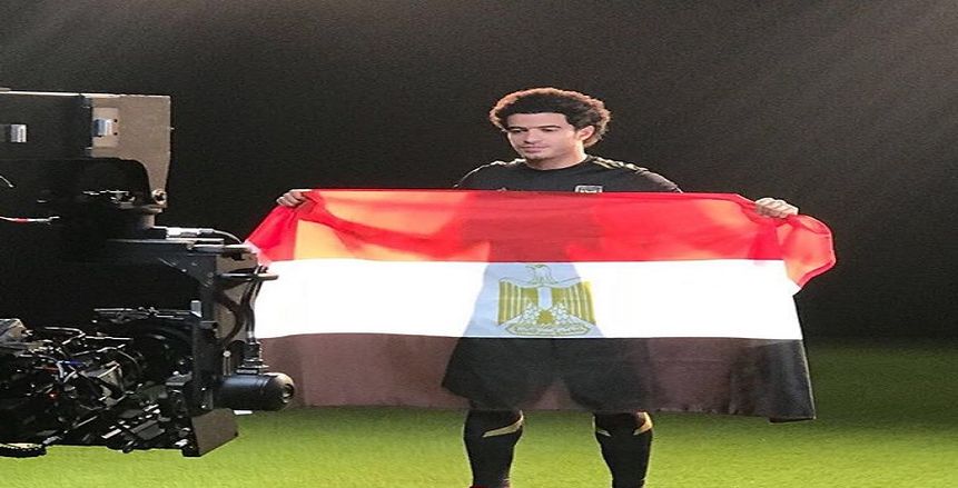 بالصور| عمر جابر يتمسك بعلم مصر ويتفوق على «فيا» و«دوس سانتوس» ونجم انجلترا